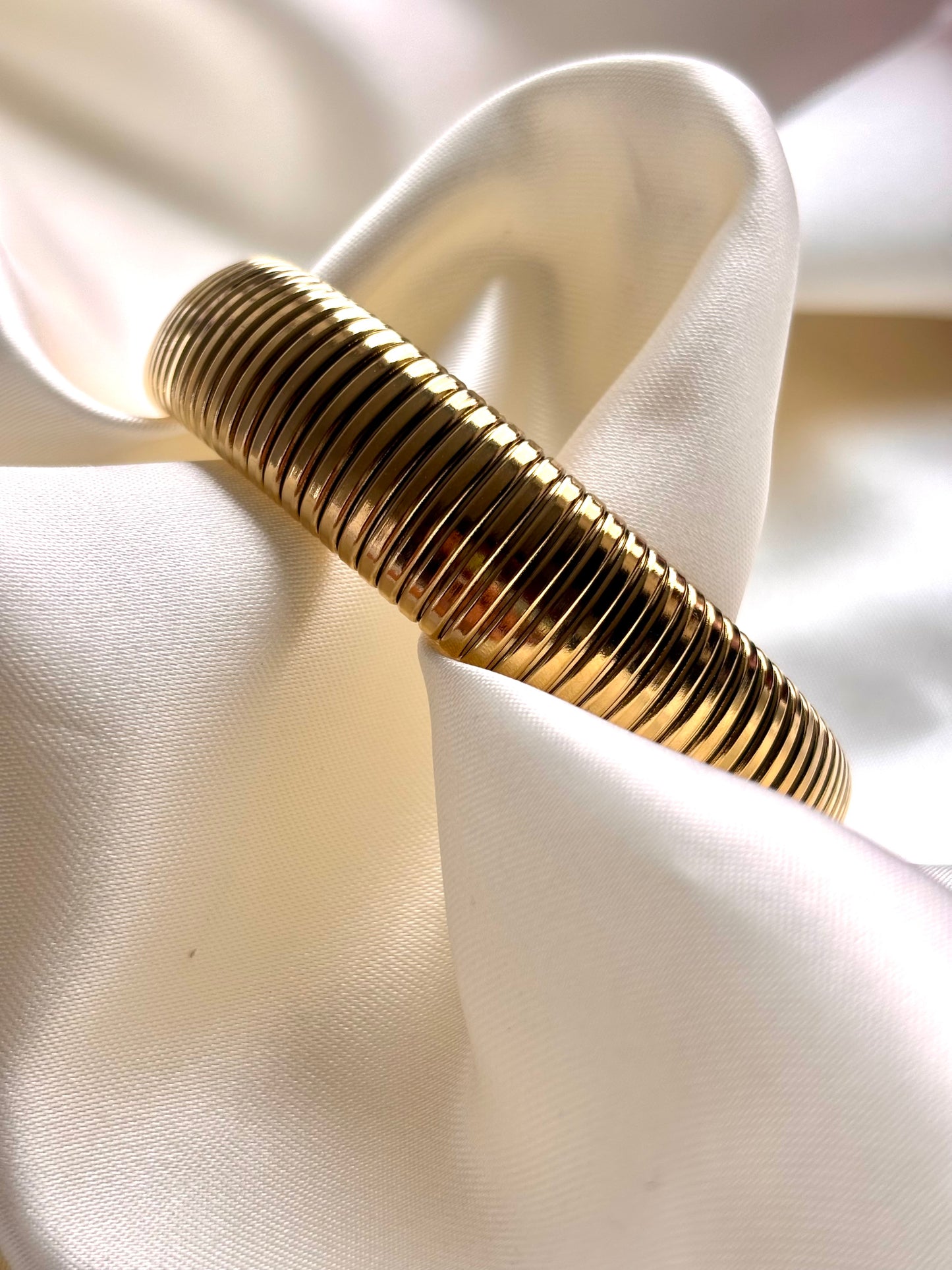 Brazalete RESORTE DORADO GRUESO