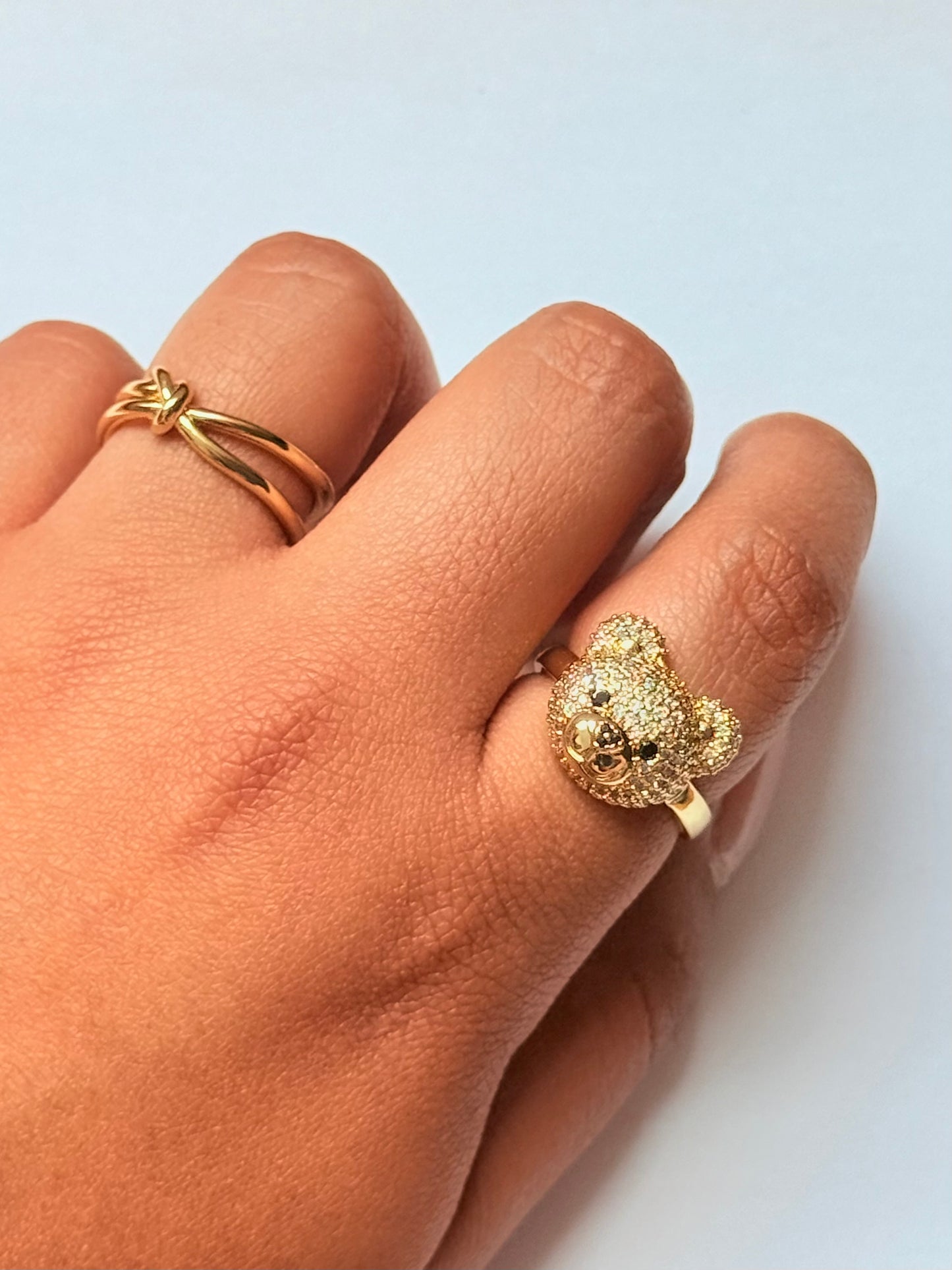 Anillo oso zircones