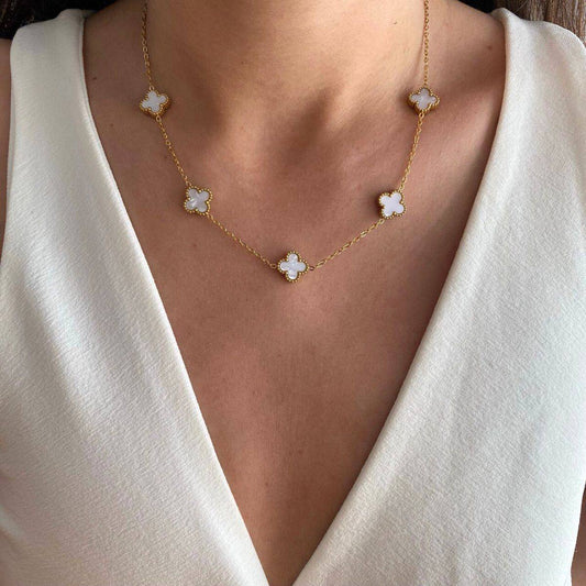 Cadena varios dijes VCA blanca