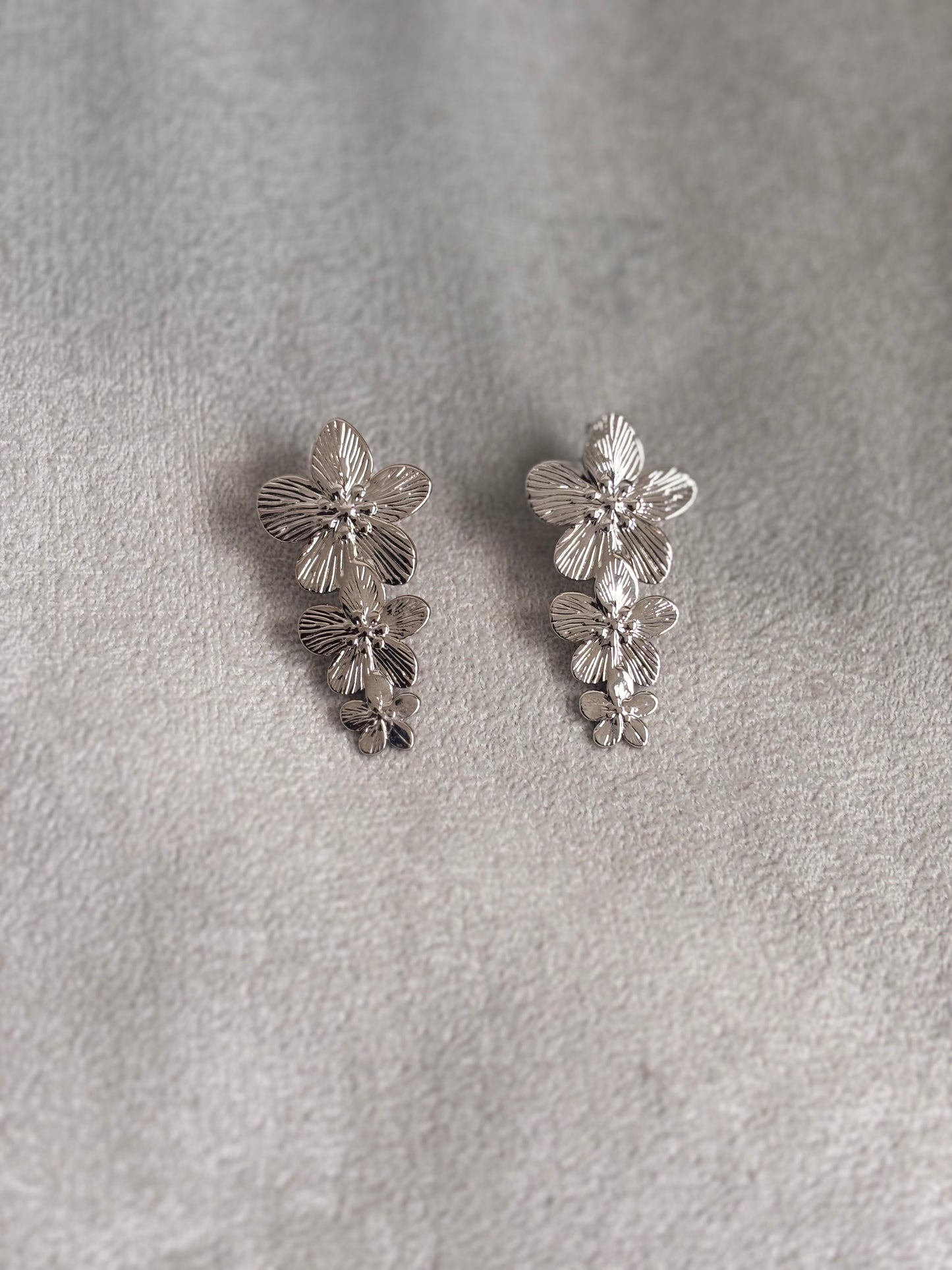 Aretes floral plateado