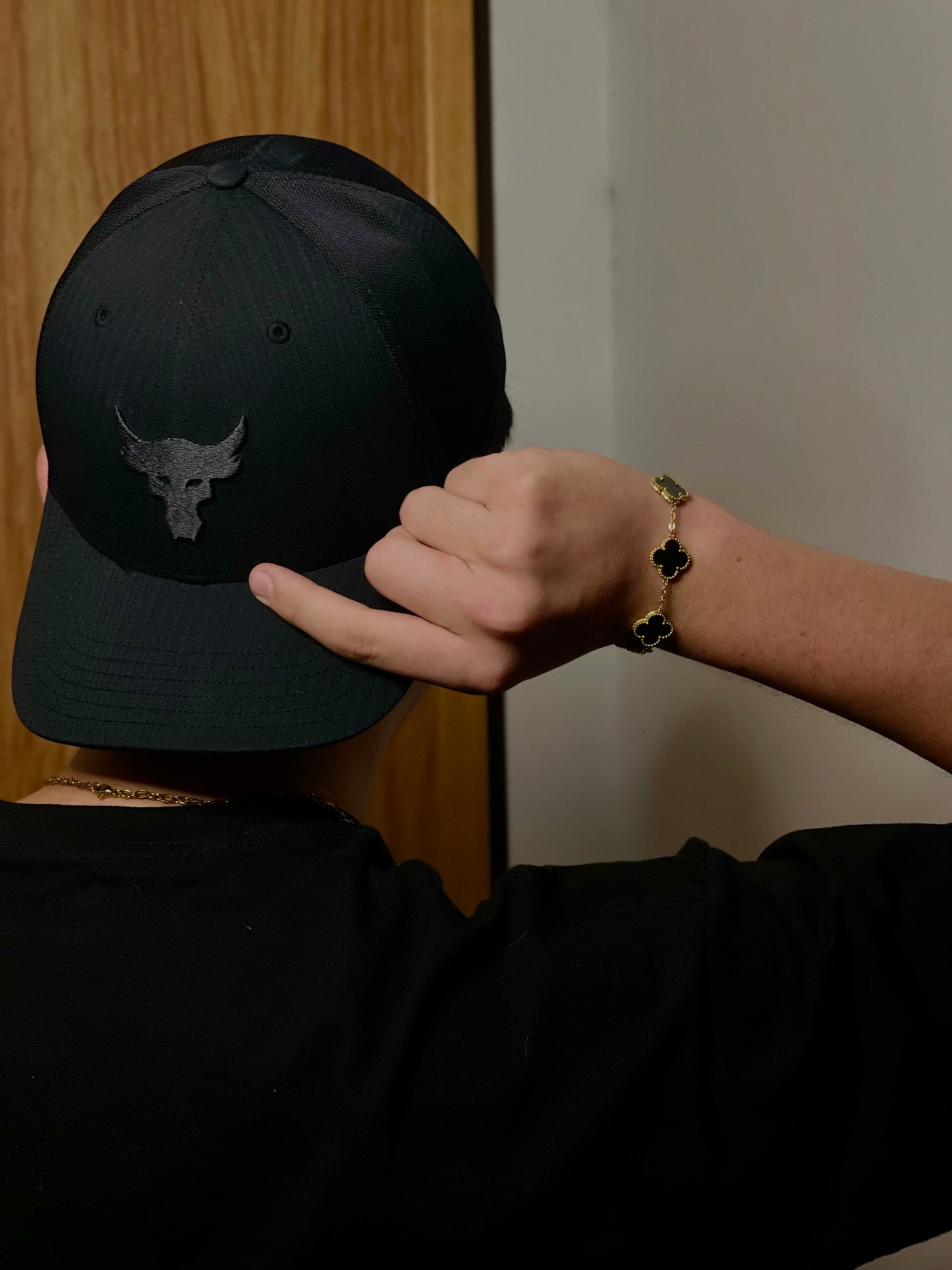 Pulsera V NEGRO