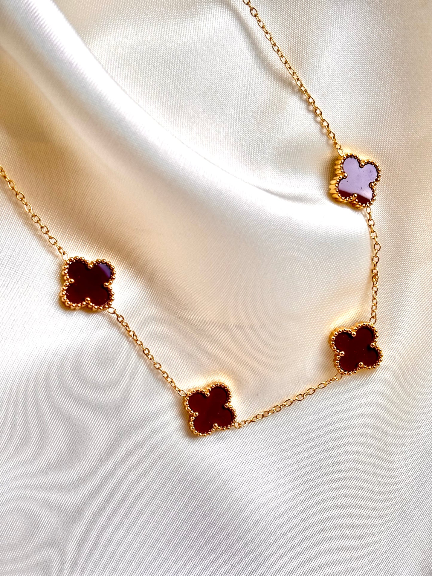 Cadena varios dijes VCA  ROJA