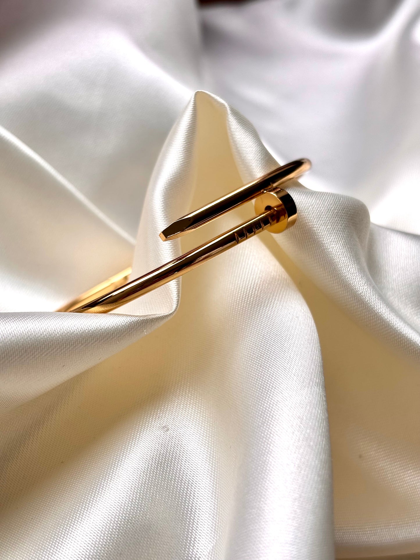 Pulsera CLAVO DORADO DELGADA remarcada