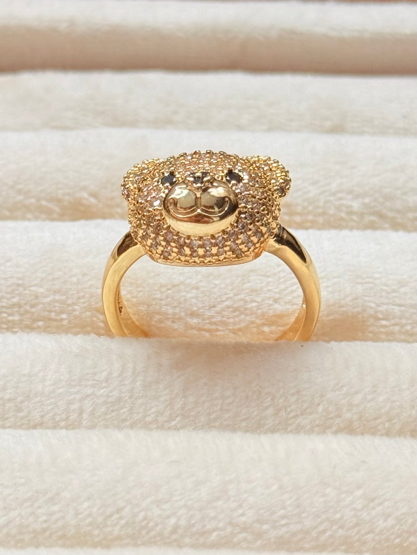 Anillo oso zircones