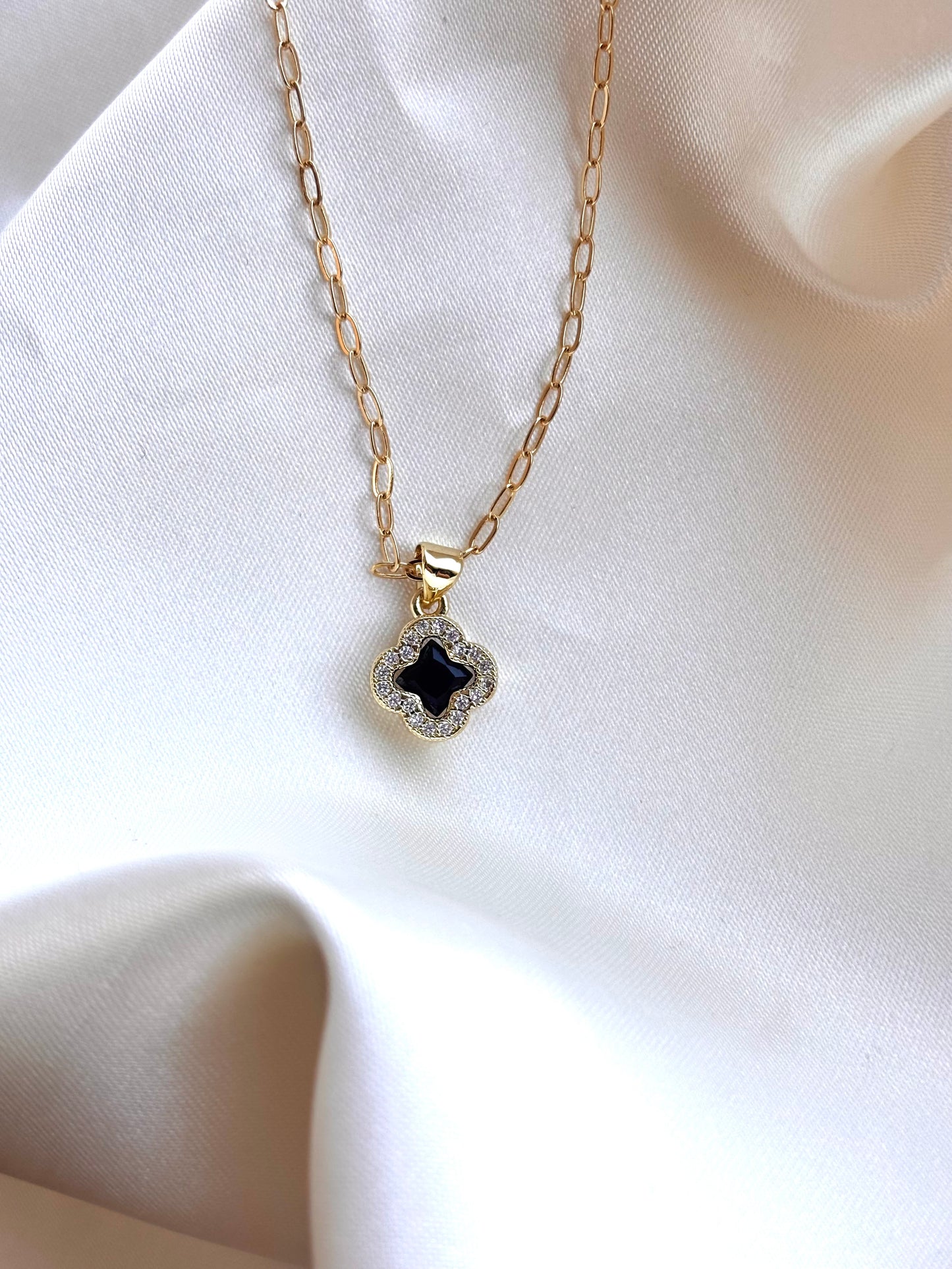 Cadena black zircones