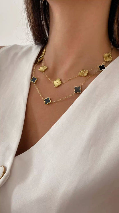 Collar VCA negro varios dijes