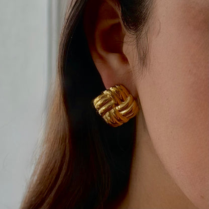 Aretes cuadrados tejidos