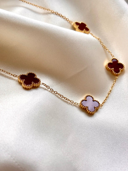 Cadena varios dijes VCA  ROJA