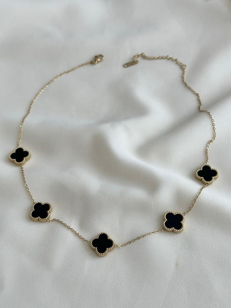 Collar VCA negro varios dijes