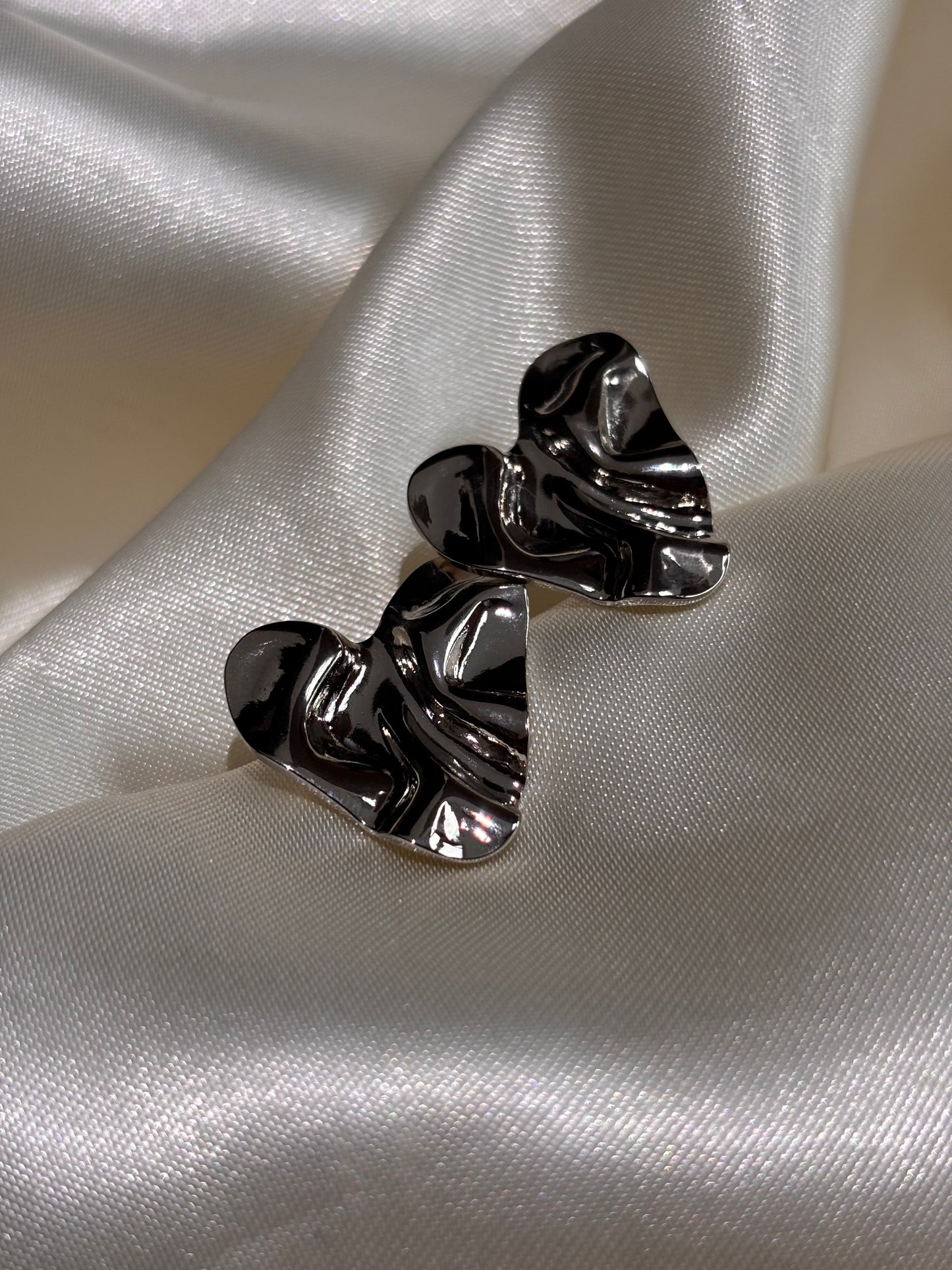 Aretes corazón irregular PLATEADOS