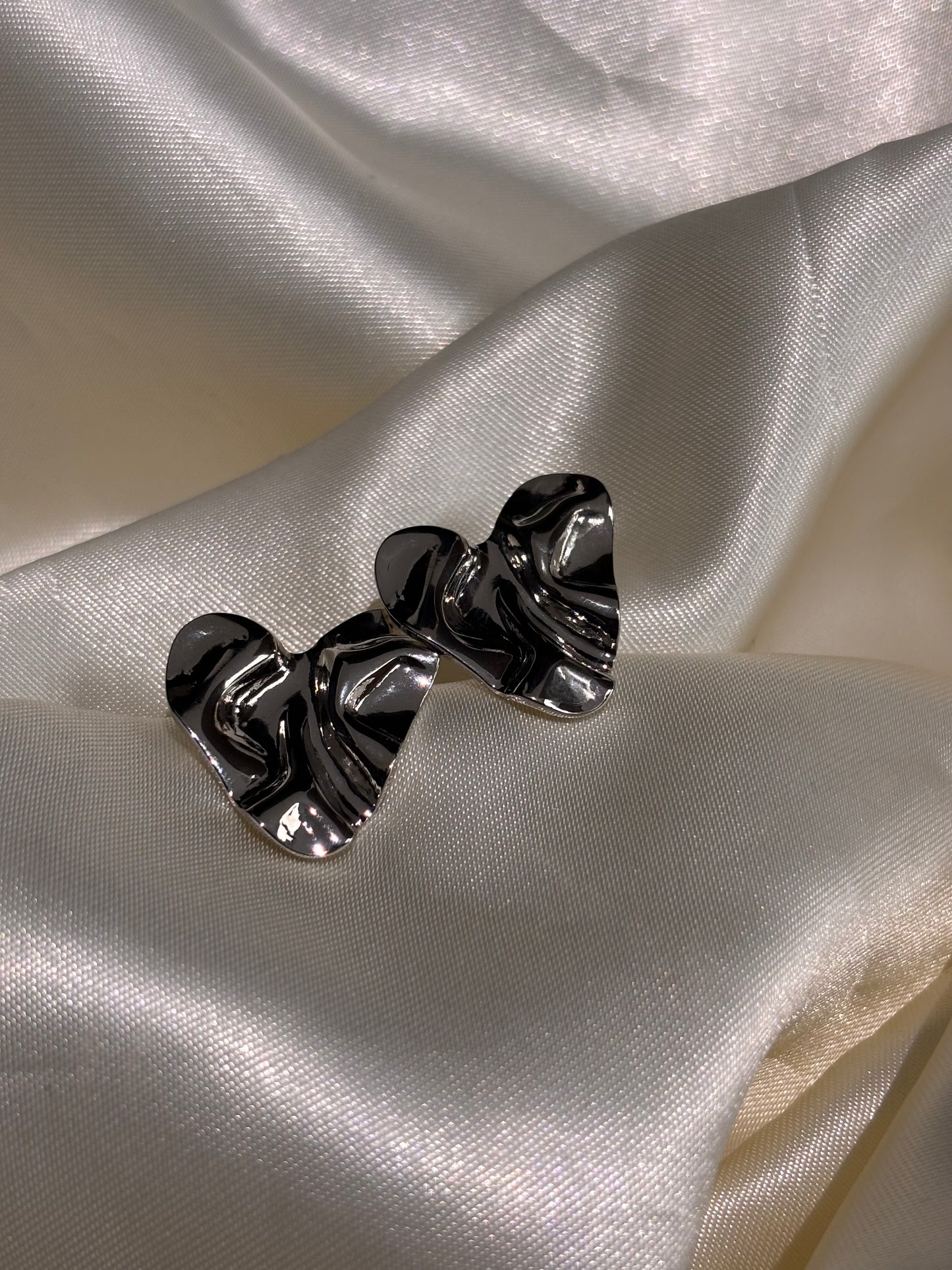 Aretes corazón irregular PLATEADOS