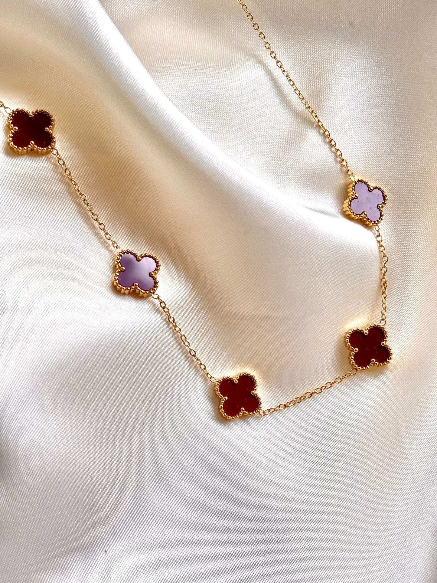 Cadena varios dijes VCA  ROJA