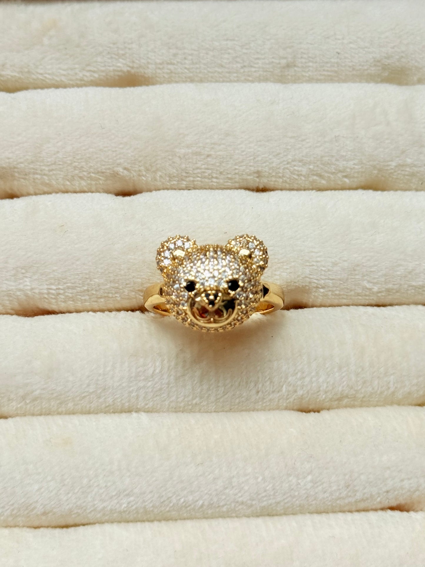 Anillo oso zircones