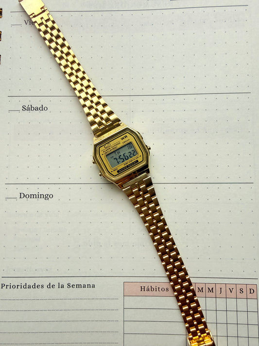 Reloj digital dorado