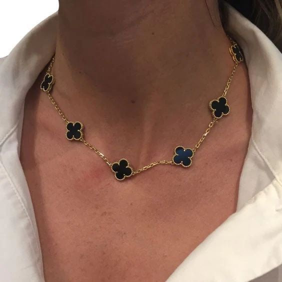 Collar VCA negro varios dijes