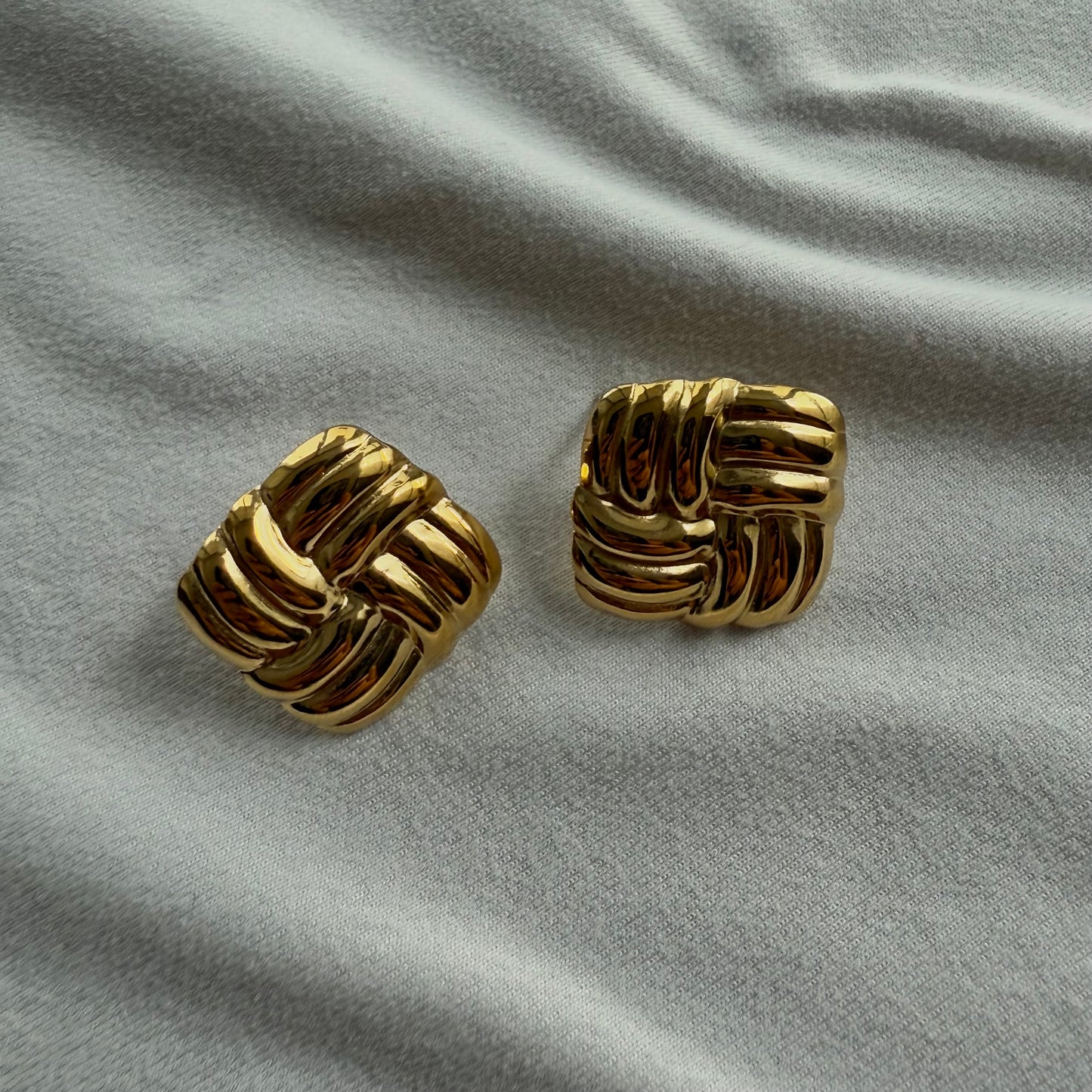 Aretes cuadrados tejidos
