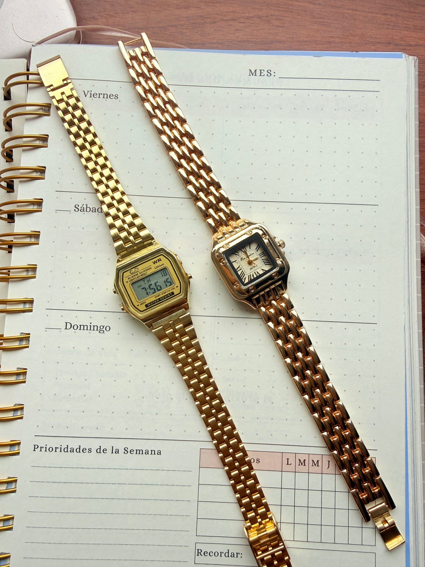 Reloj digital dorado