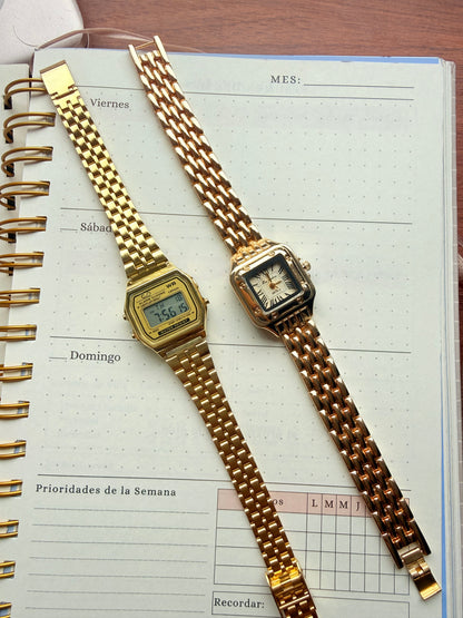 Reloj digital dorado