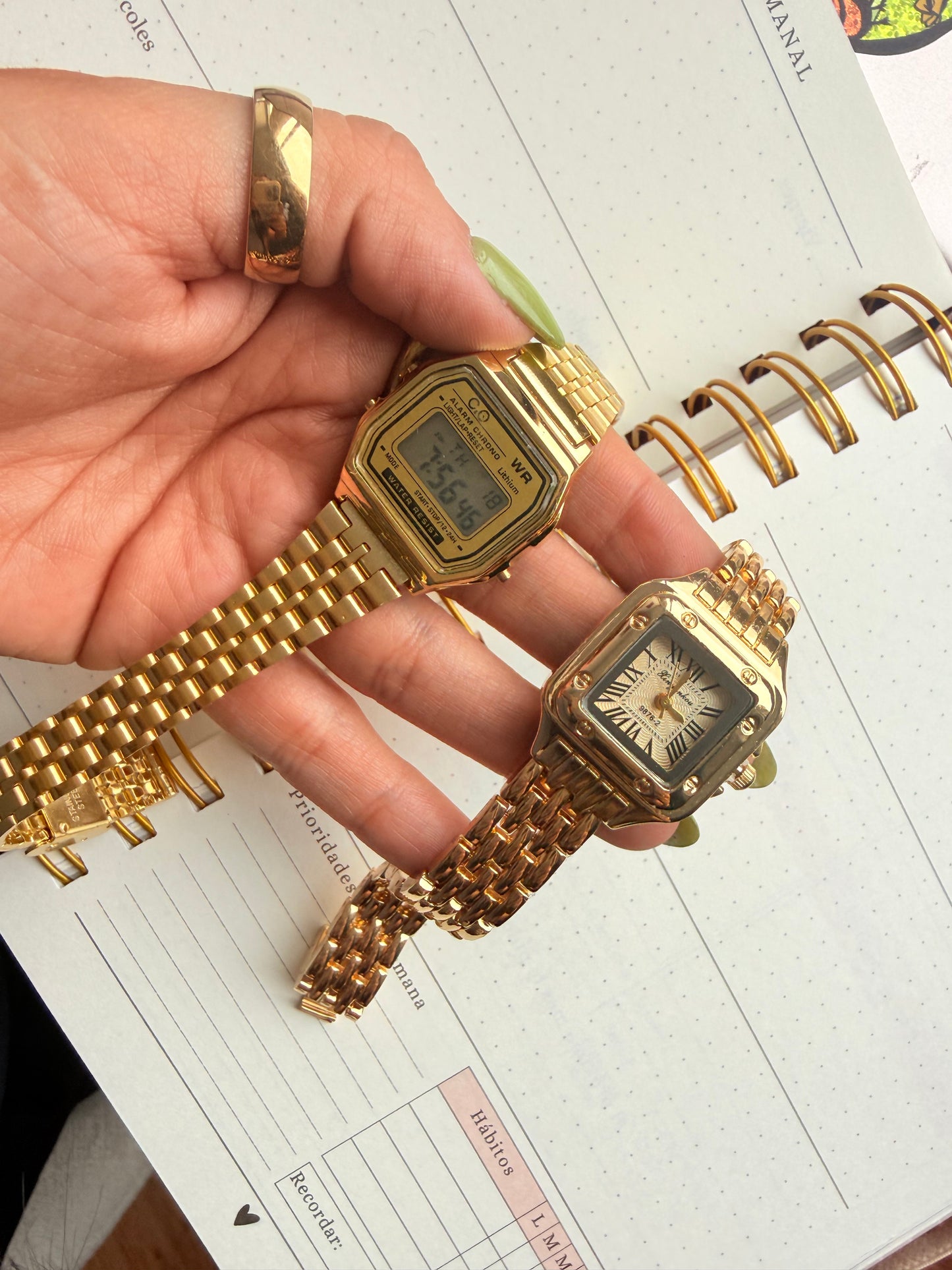 Reloj digital dorado