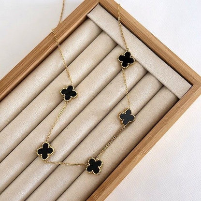 Collar VCA negro varios dijes