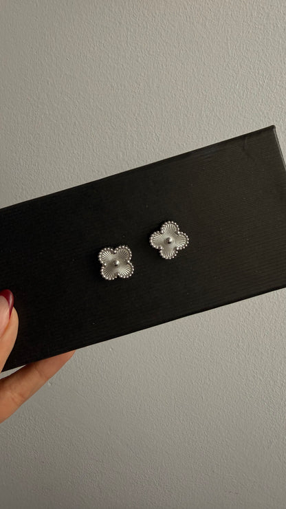 Aretes VCA plateados